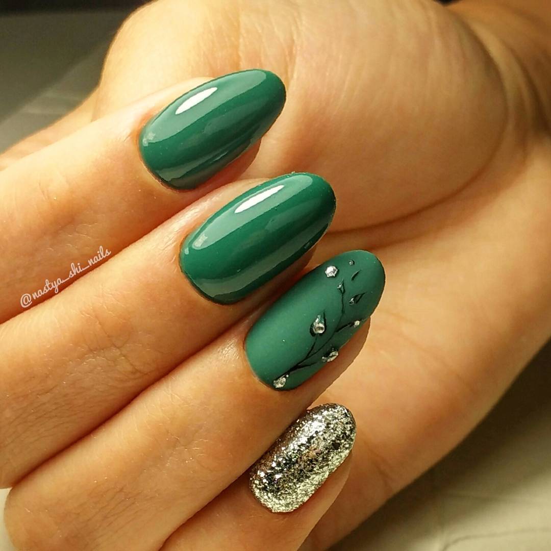 Ногти зеленые модные