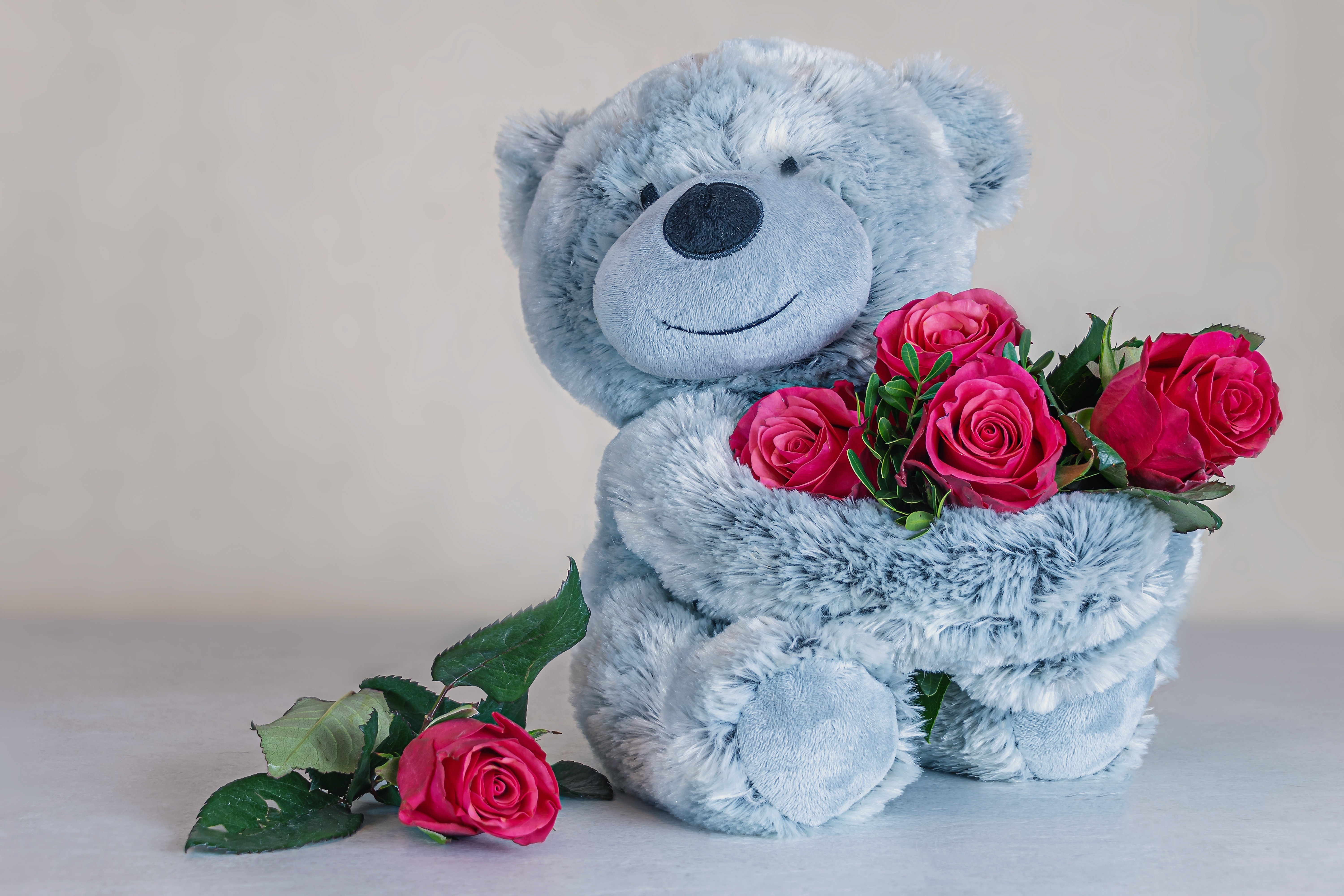 Pozdravleniya s com. Тедди Беар цветы. Мишка с цветами. Красивый Медвежонок с цветами. Плюшевый Медвежонок с цветами.