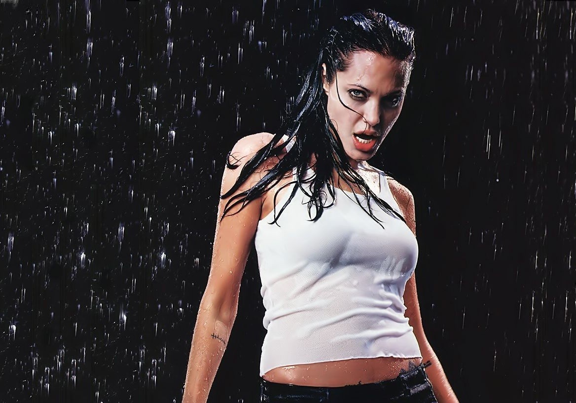 Анджелина Джоли в мокрой майке