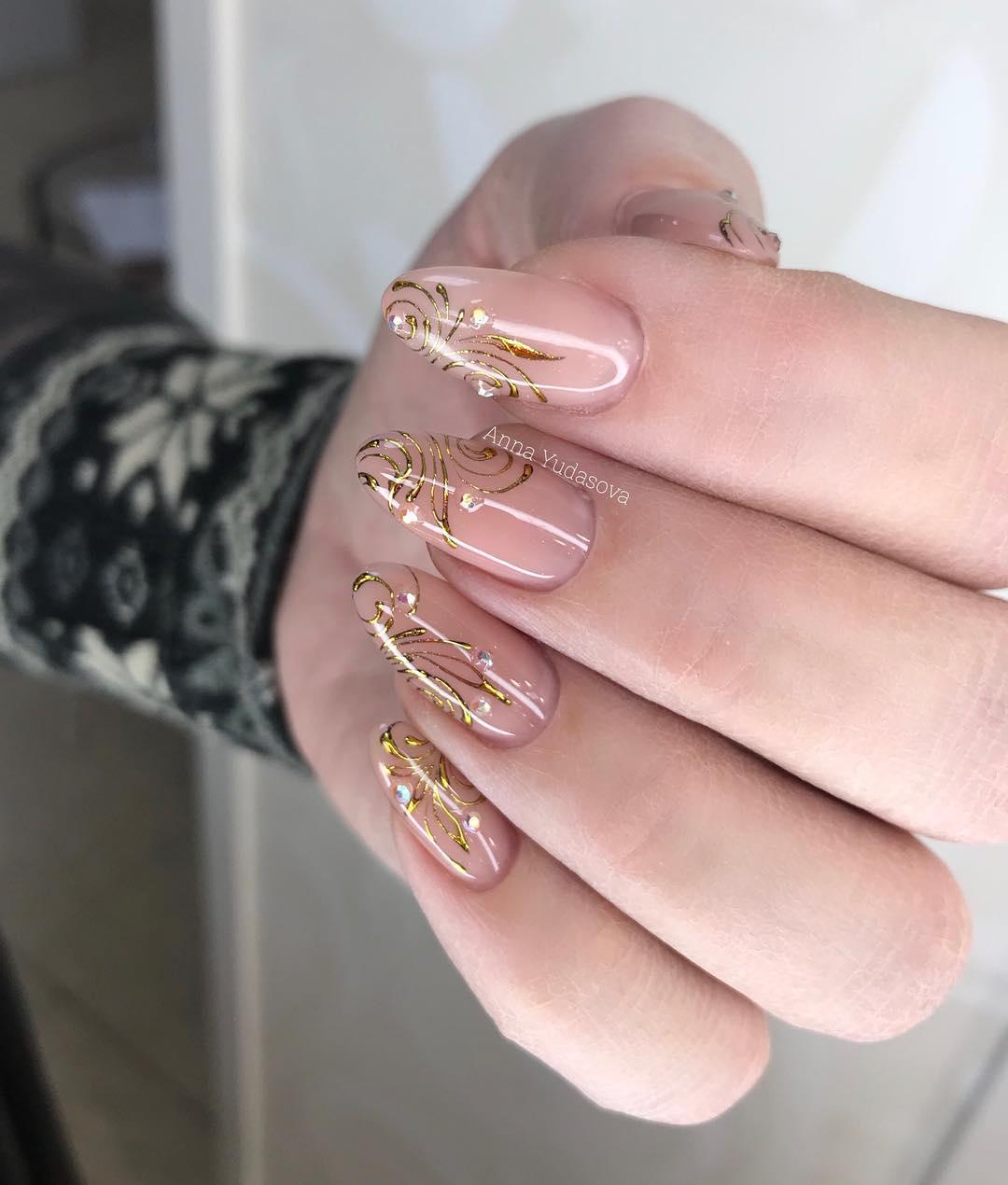 Прозрачные ногти с золотом