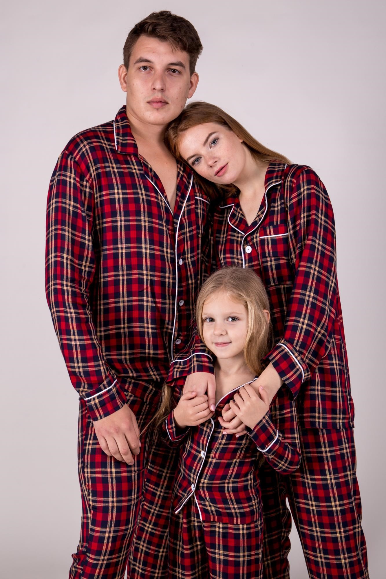 Family look. Пижамы Фэмили лук. Пижама Новогодняя Фэмили Фэмили лук. Пижамы в клетку для всей семьи. Клетчатые рубашки для всей семьи.