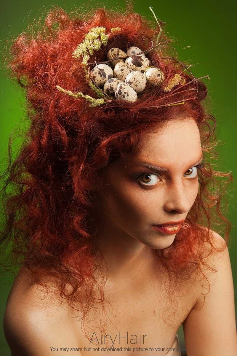Девушка с гнездом на голове