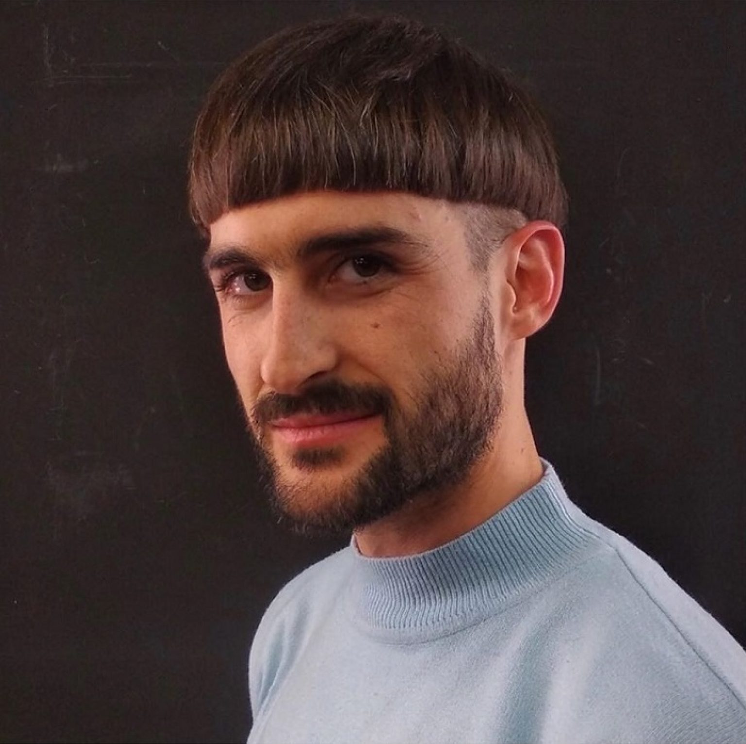 Короткий горшок мужской. Bowl Cut стрижка мужская. Прическа горшок. Причёска горшок мужская. Короткий горшок стрижка мужская.