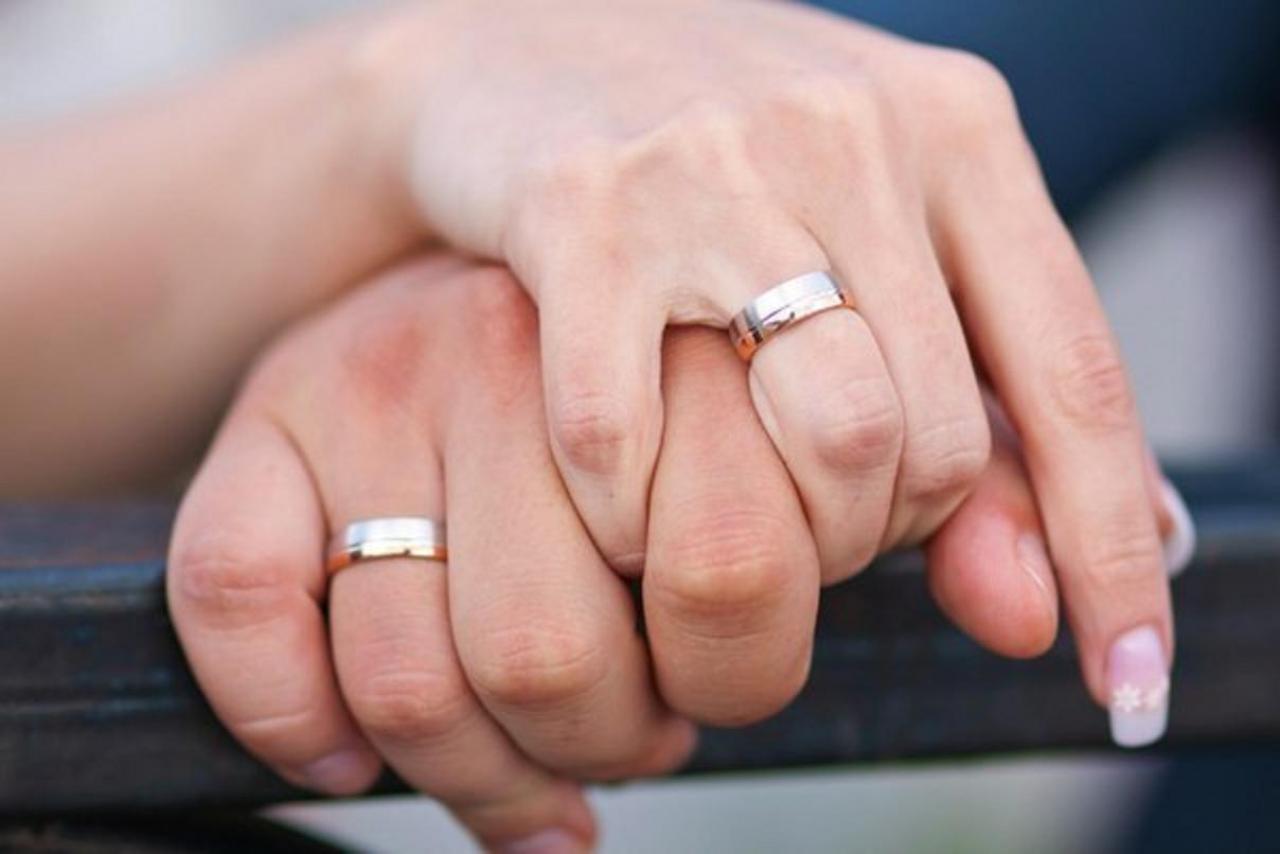 Фото руки с обручальным кольцом у девушки