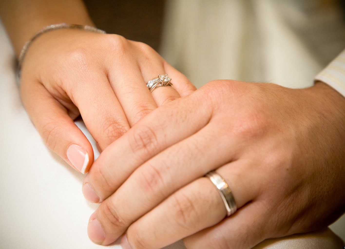 Обручальное кольцо на пальце фото девушки