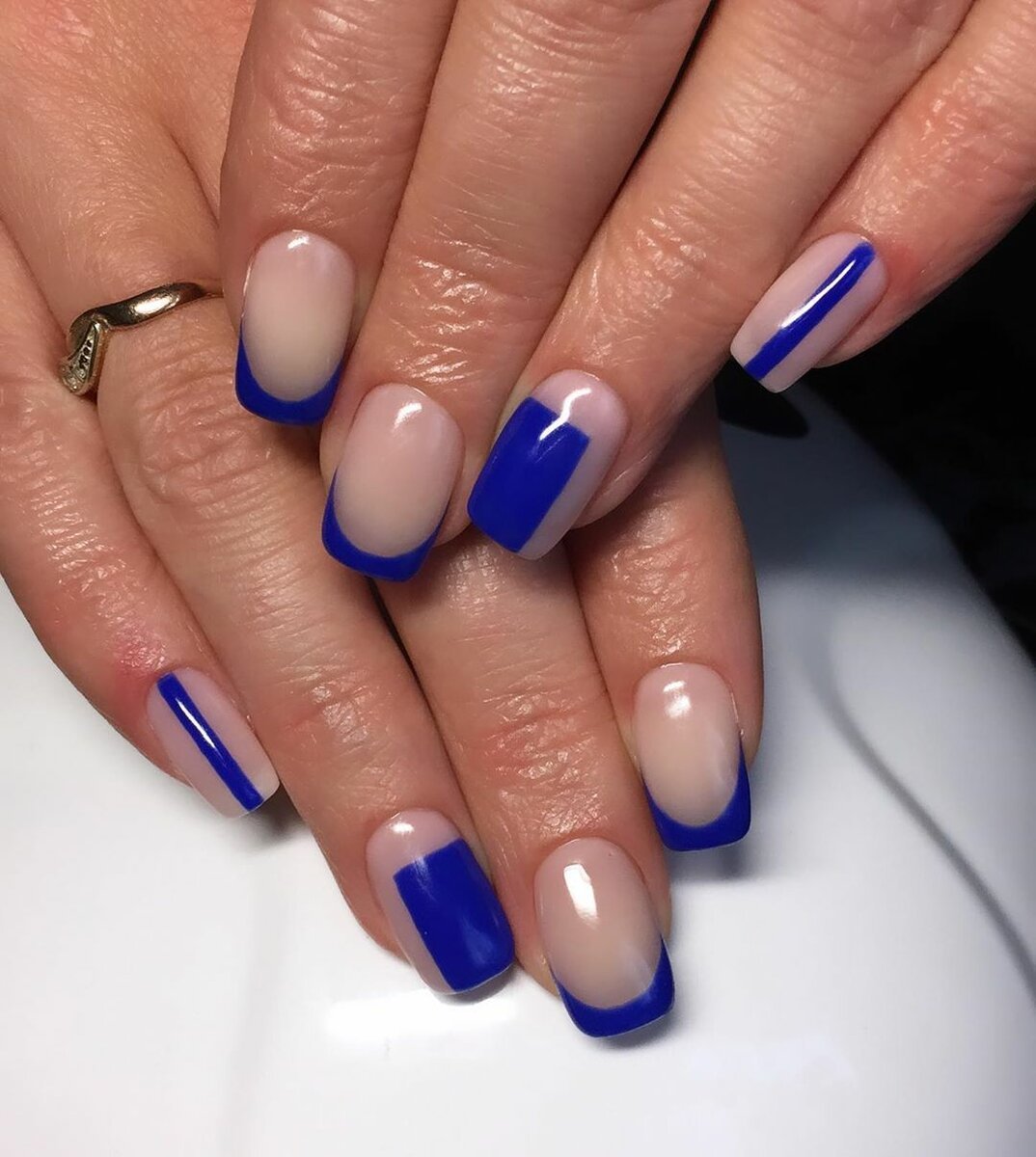 синий френч на ногтях миндалевидной формы фото