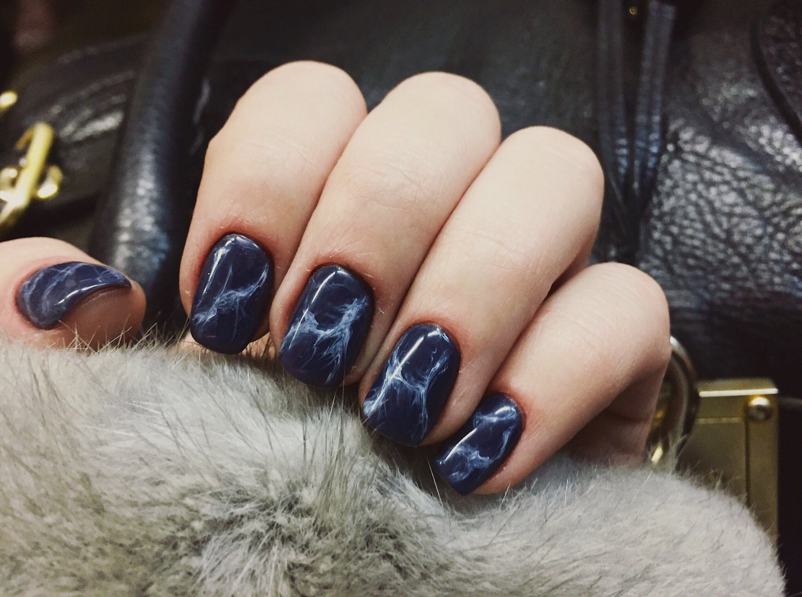 Темно синие мраморные ногти