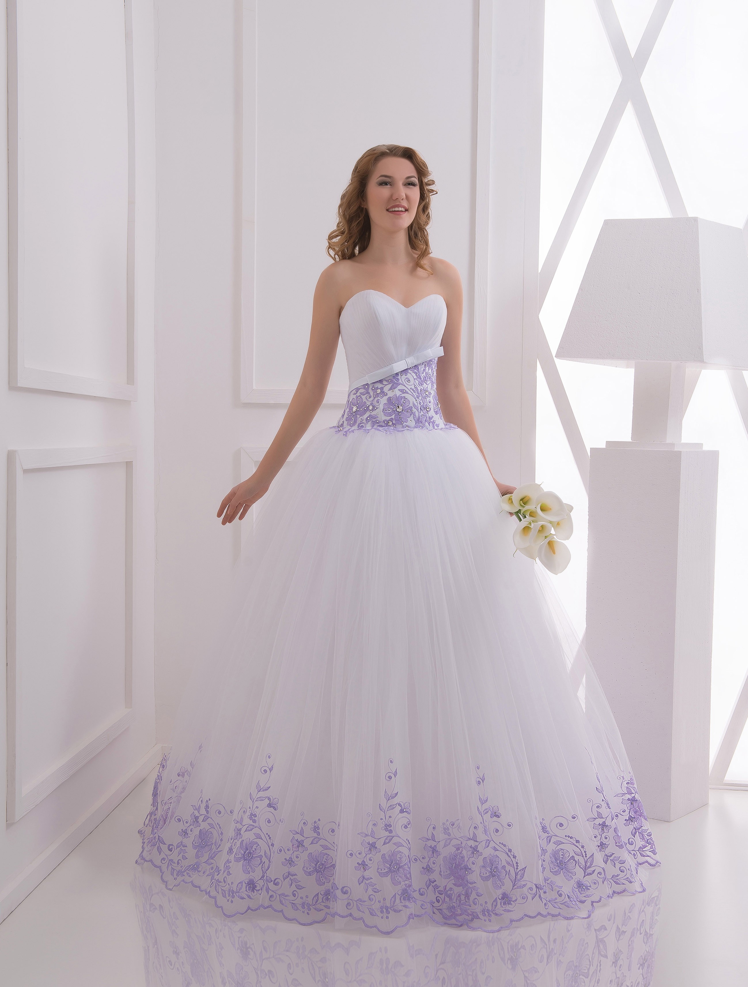 Недорогие платья екатеринбург. Свадебные платья. Фиолетовое свадебное платье. Сиреневое свадебное платье. Свадебное платье белое с фиолетовым.