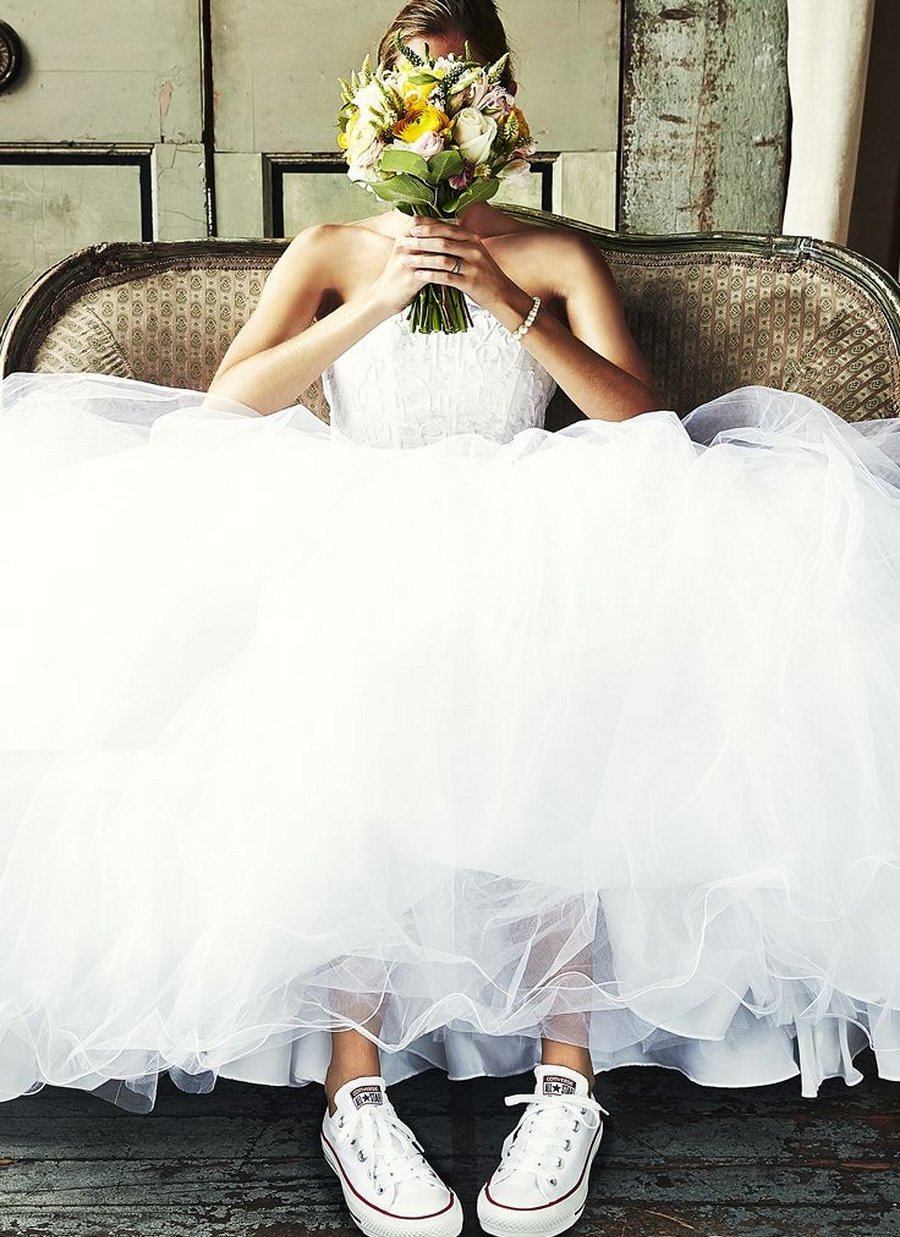 свадебное платье с кедами фото
