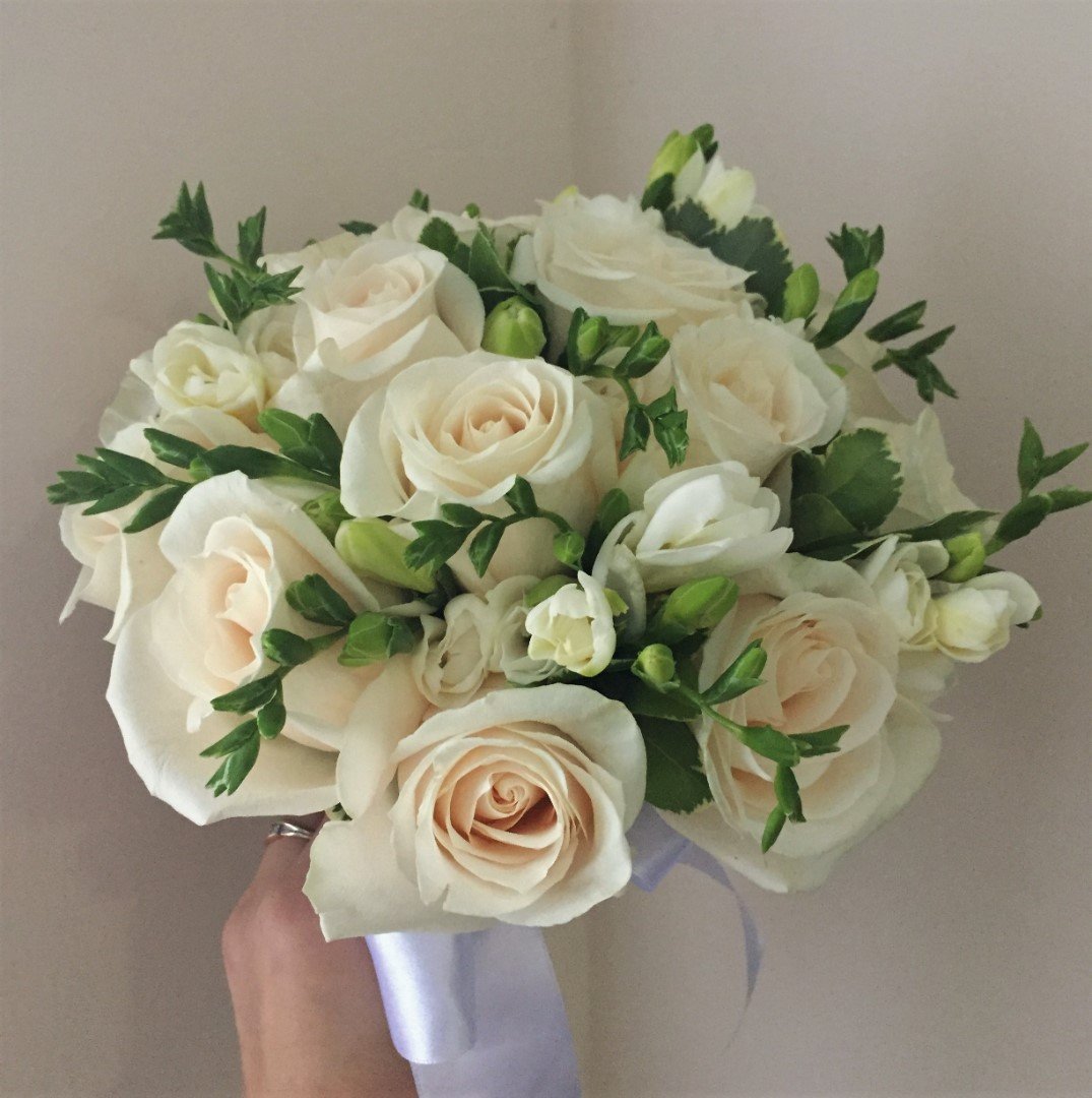 Букет невесты из белых роз и фрезий