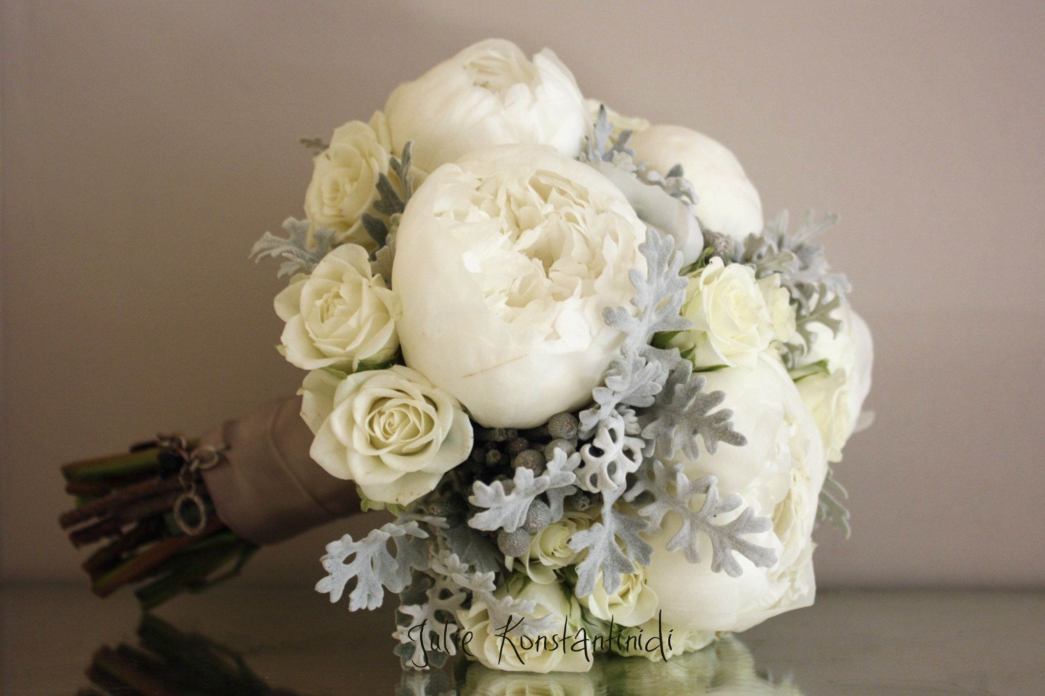 Букет невесты белые розы и пионы