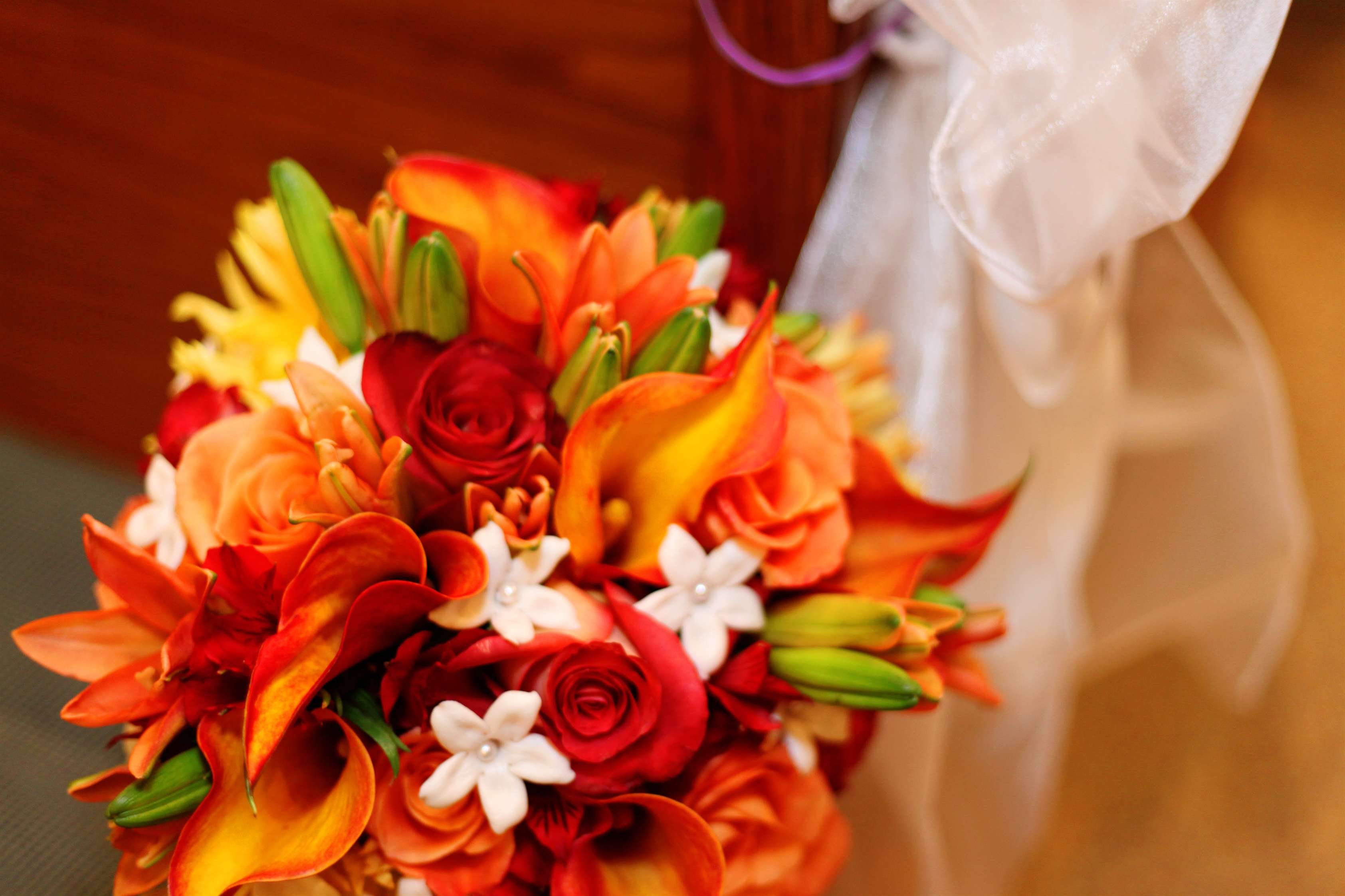 Бордово оранжевая свадьба цветы