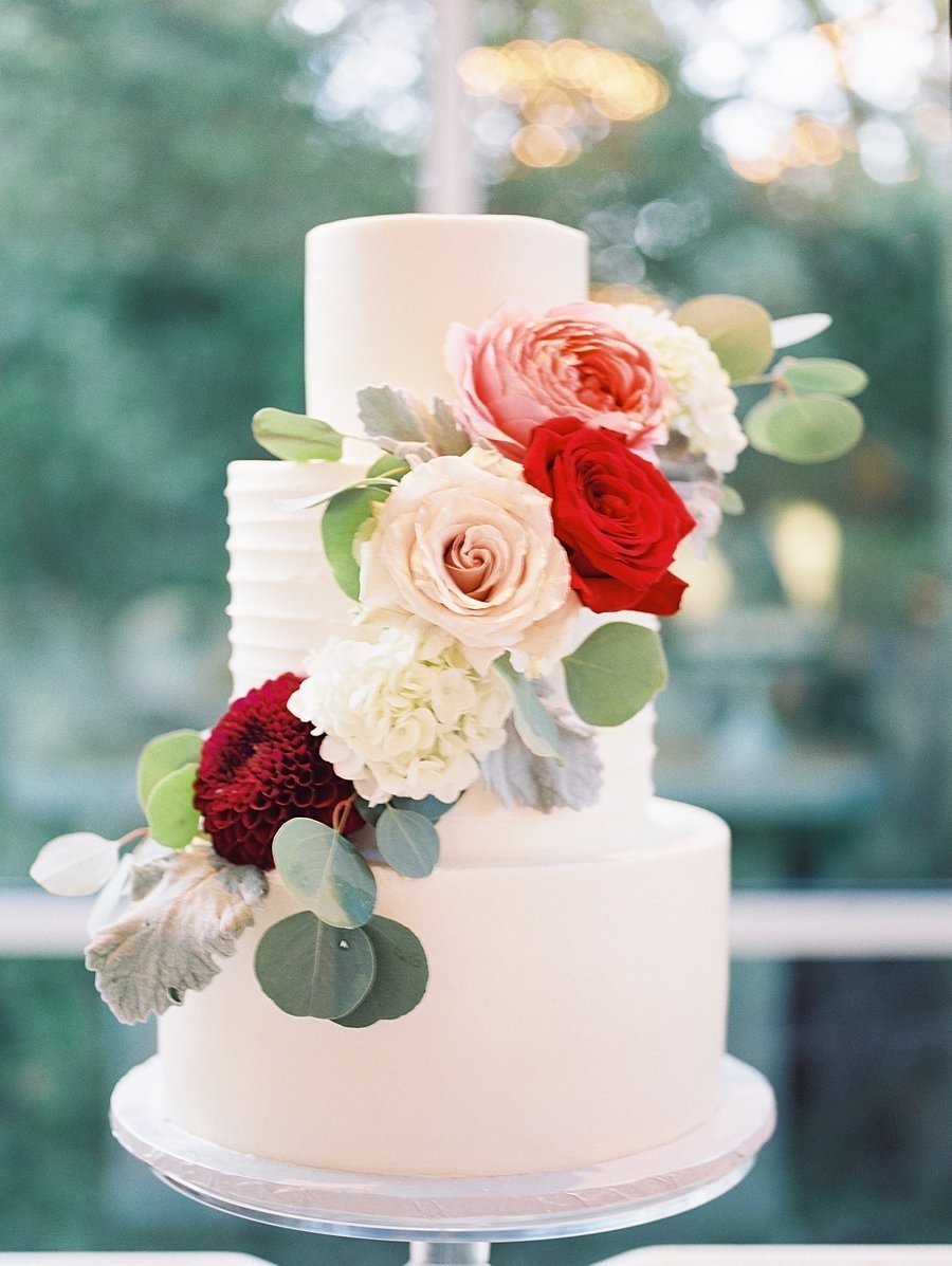 Декор торта живыми цветами