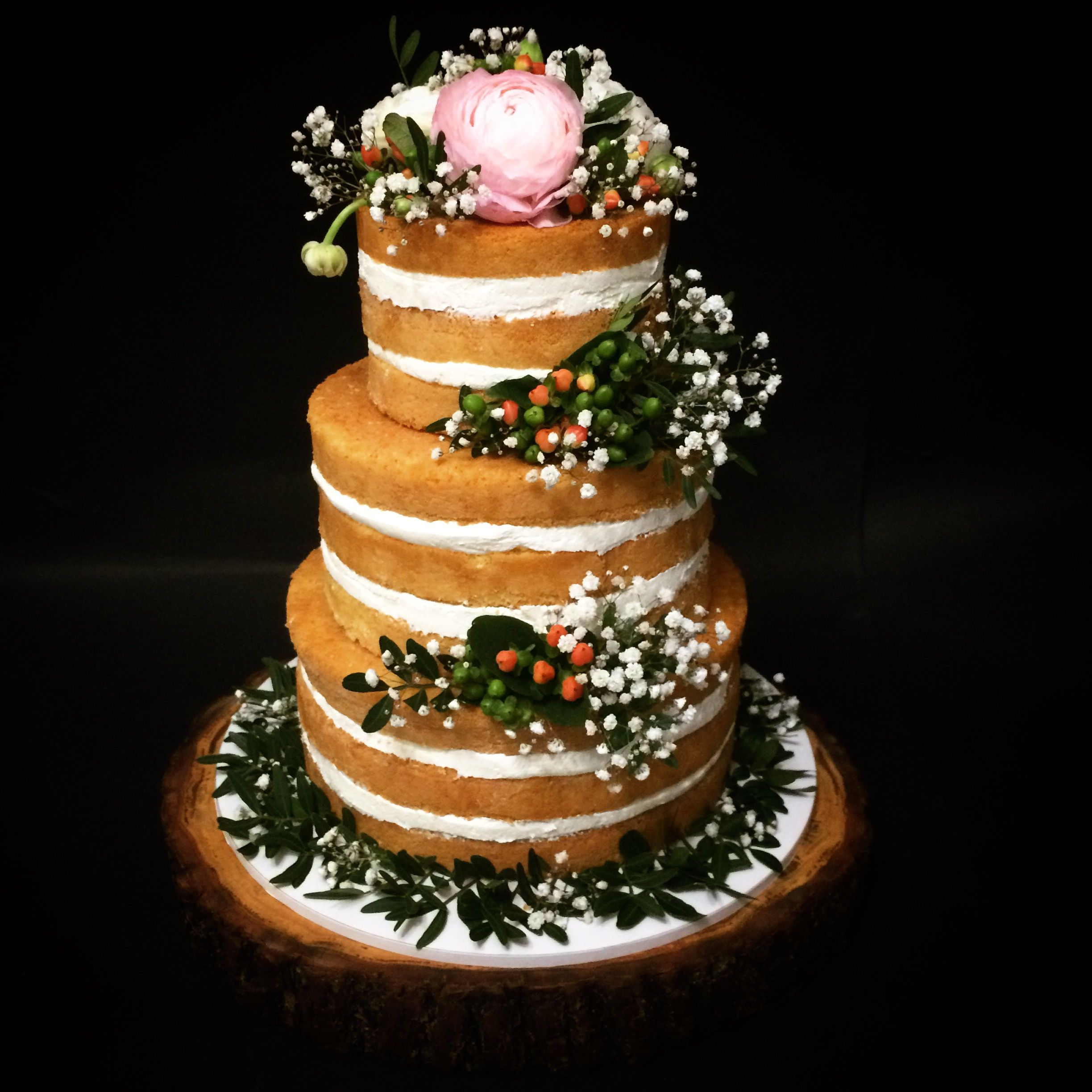 Варианты украшения торта живыми цветами