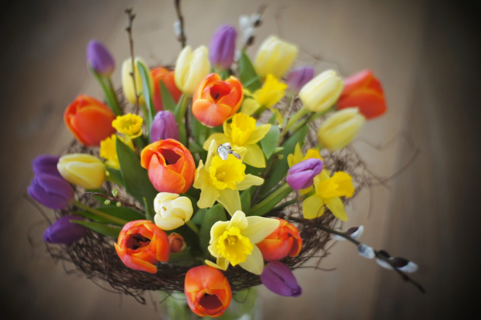 Фото букет из весенних цветов фото