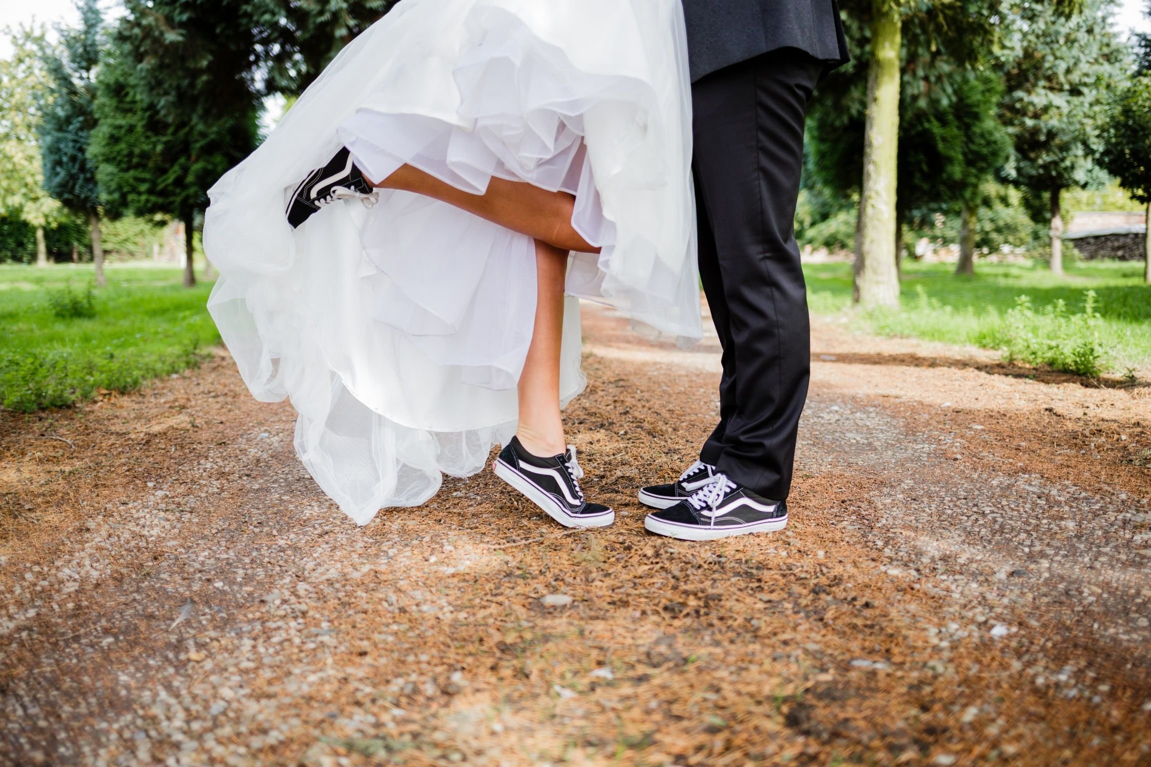 Жених и невеста в кроссовках