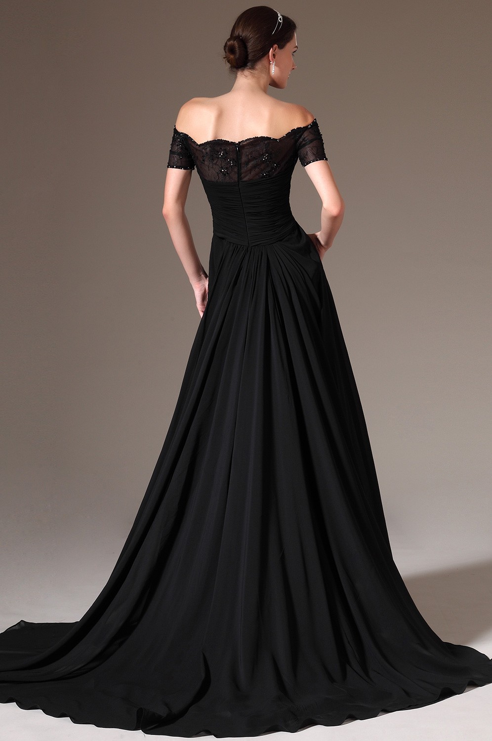 Длинное черное платье с корсетом