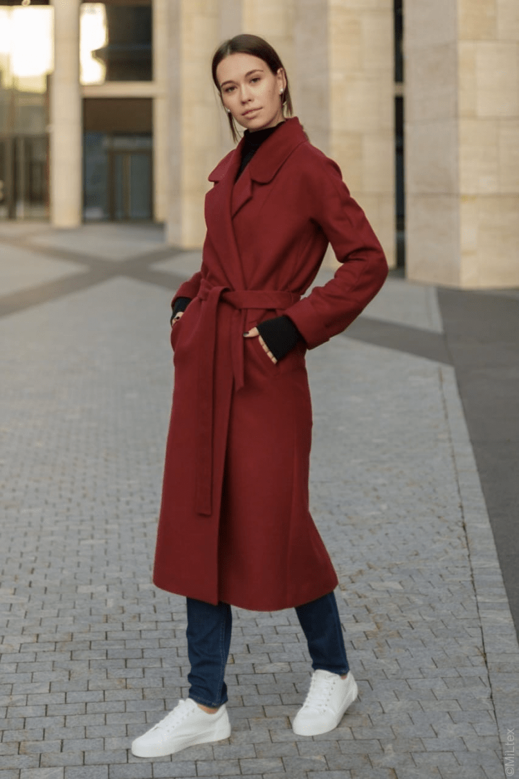 Пальто бордового цвета