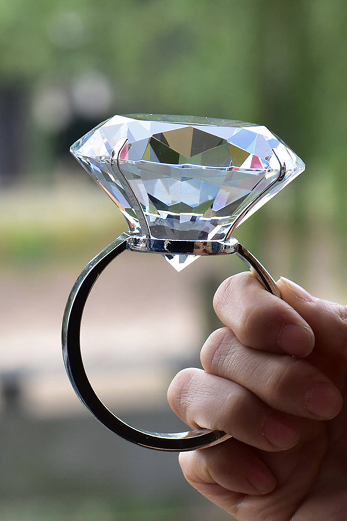 Кольцо с огромным бриллиантом