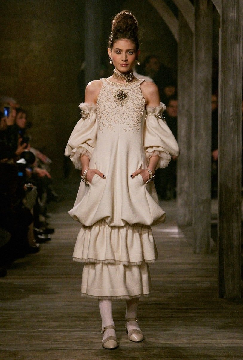 Коллекция современных стилей. Ренессанс показ Шанель 2013. Chanel metiers d'Art осень-зима 2013-2014. Chanel Haute Couture коллекция рококо. Коллекция Шанель 2013.