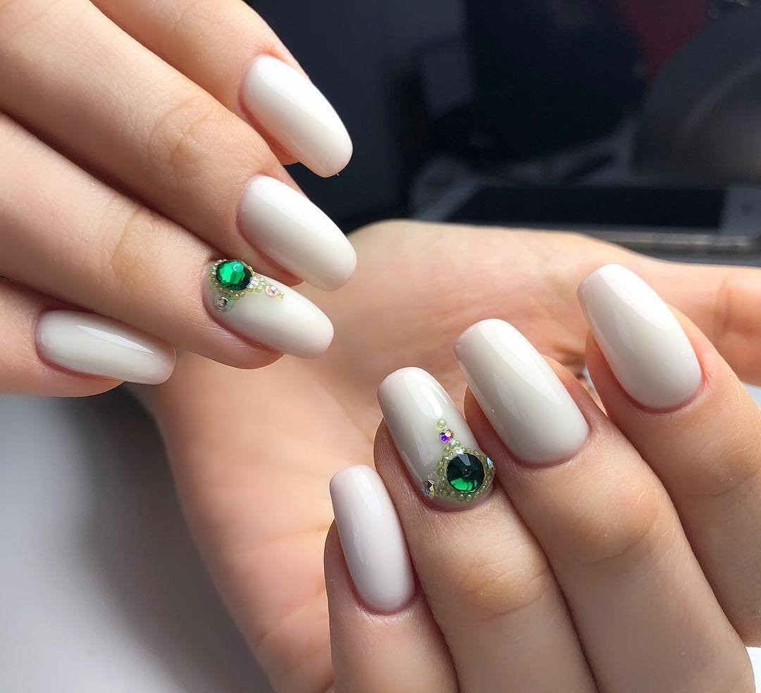 Белые ногти с зелеными стразами