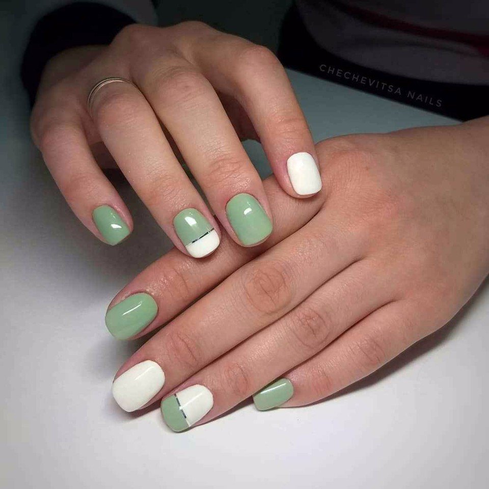 Маникюр на короткие ногти белый с зеленым френчем