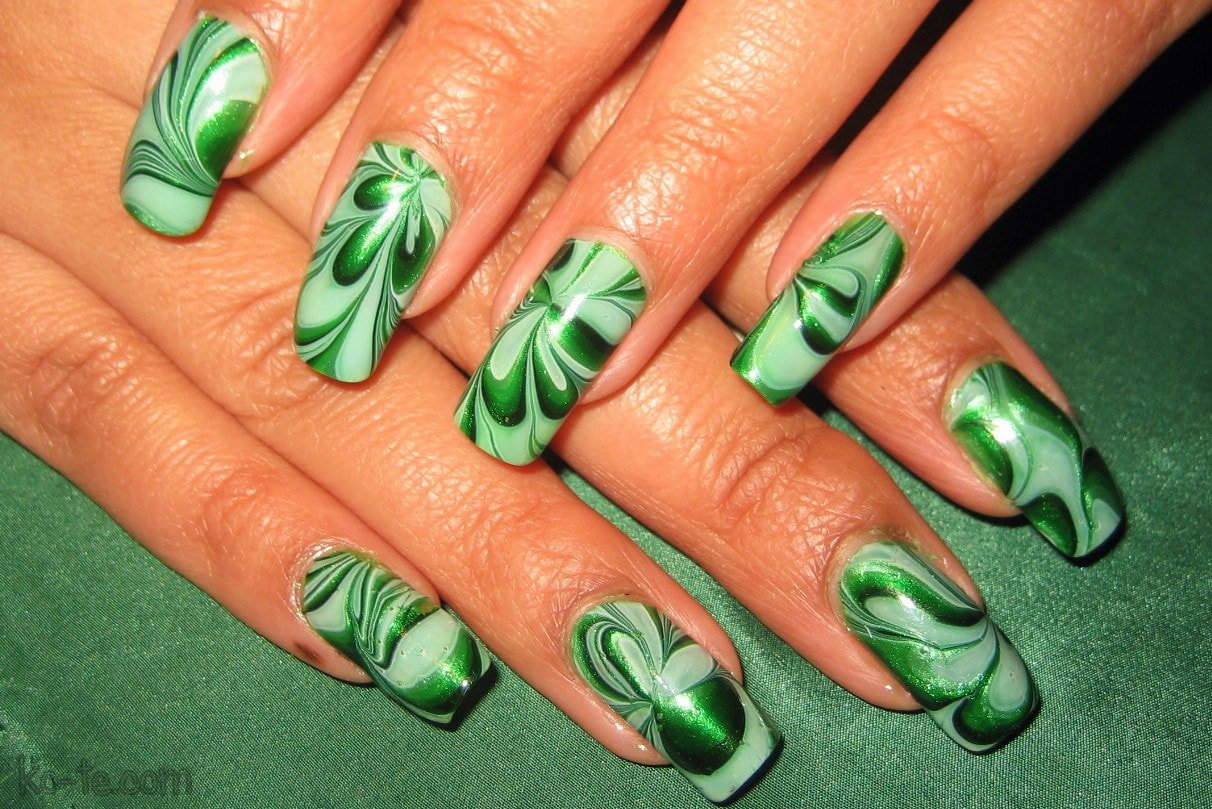 Красивые узоры на зелёных ногтях