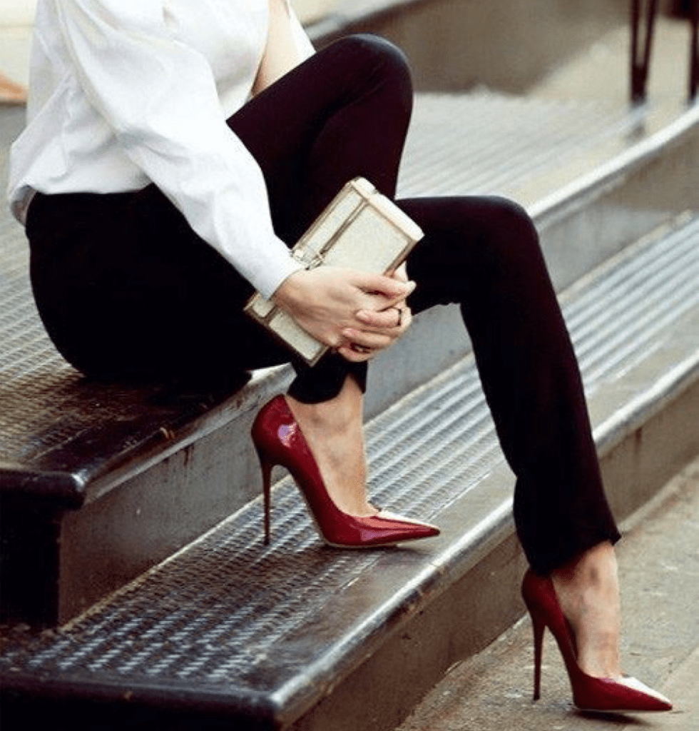 Женщина в красных туфлях