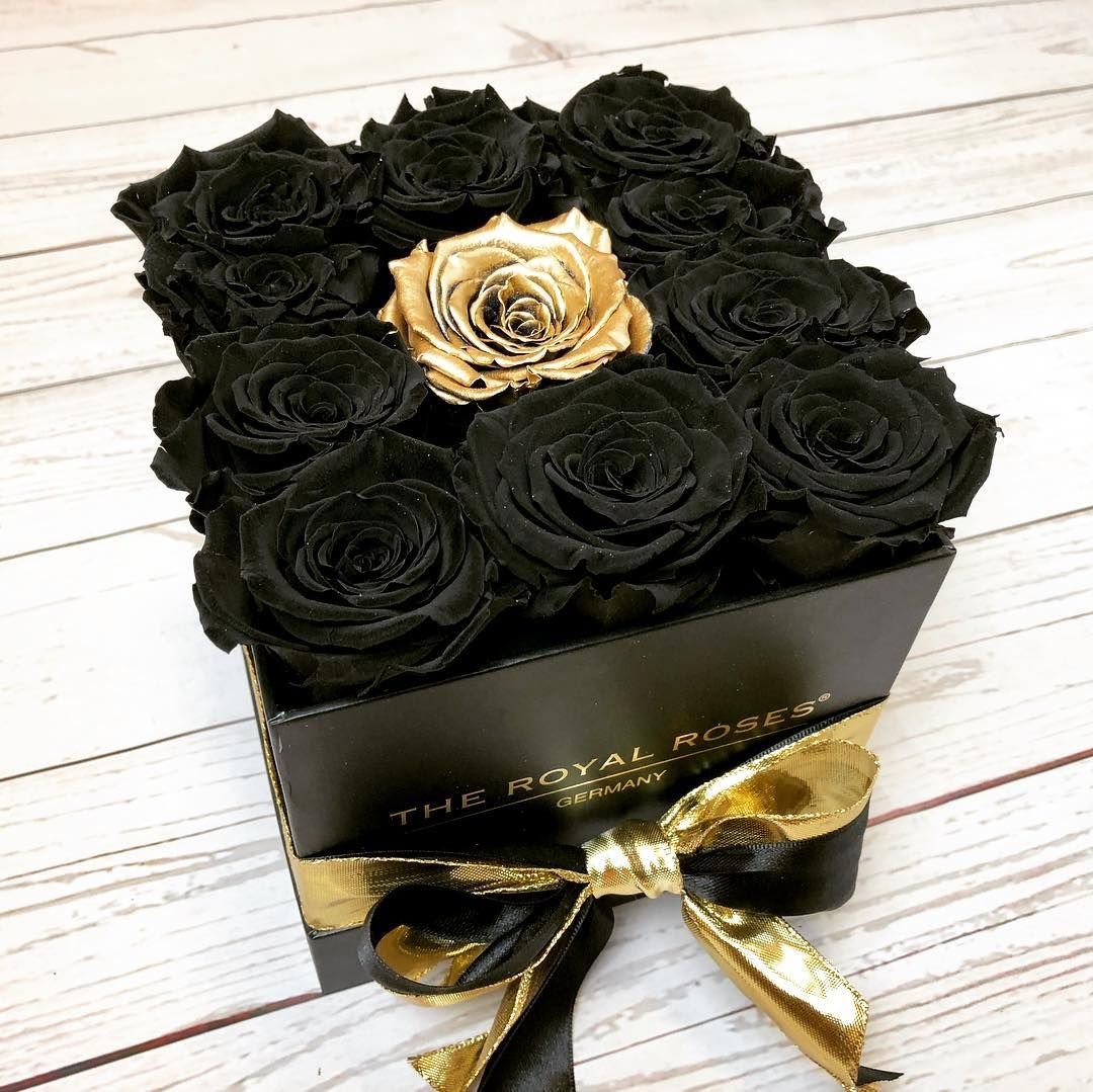 Подарок черного цвета. Черная коробка с цветами. Черные розы букет. Черные розы в коробке.