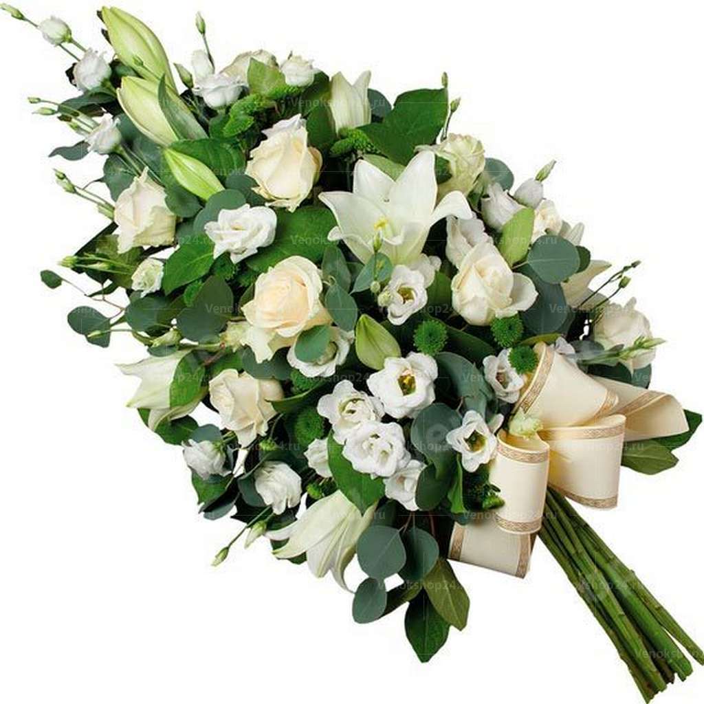 Траурные букеты цветов. Букет белых роз. Букет Лилия эустома. Букет с лилиями розами эвкалиптом. Белый траурный букет.