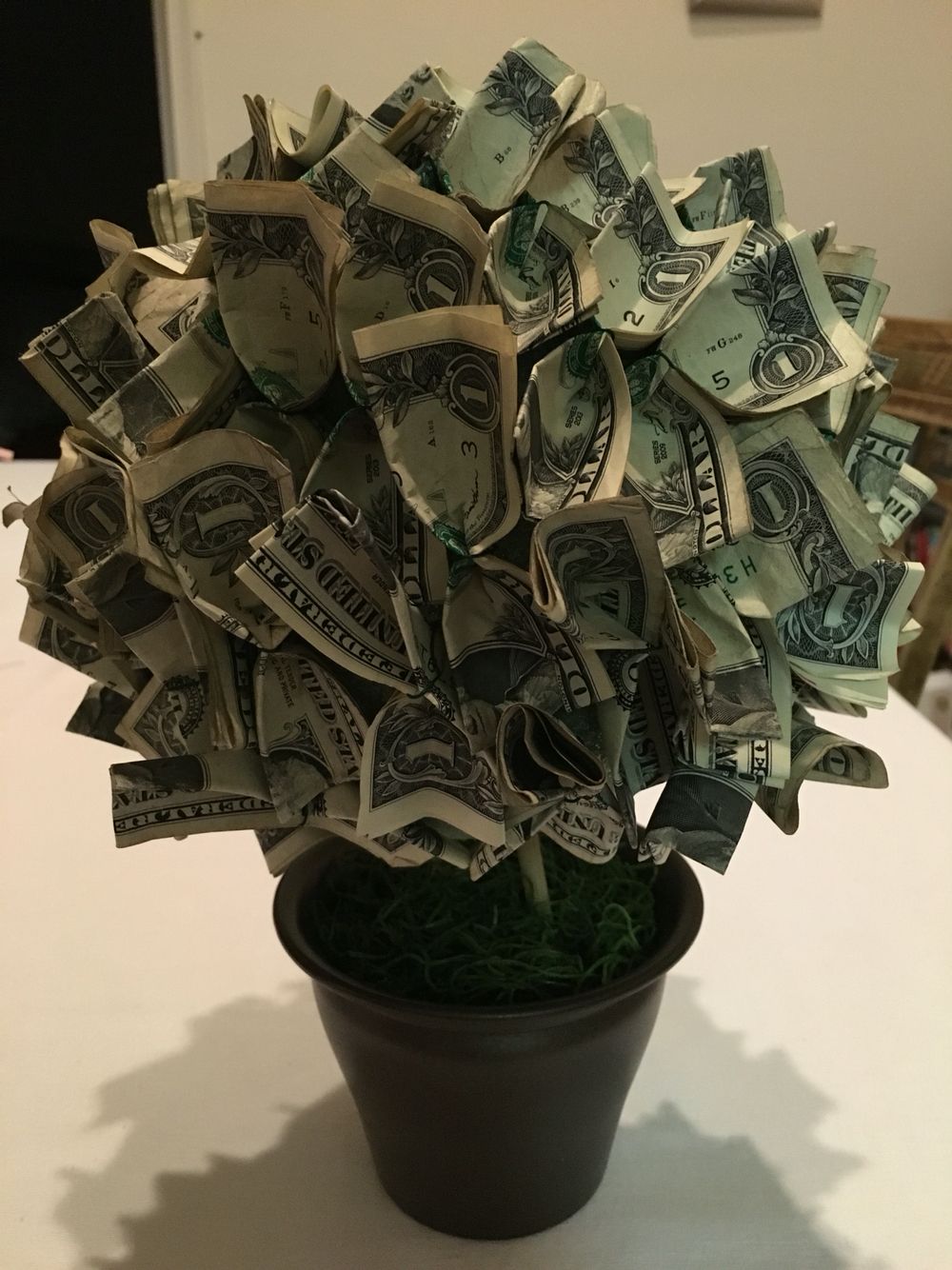 Дерево из купюры. Букет из денег. Оригинальный букет из денег. Дерево из денег. Дерево с деньгами.
