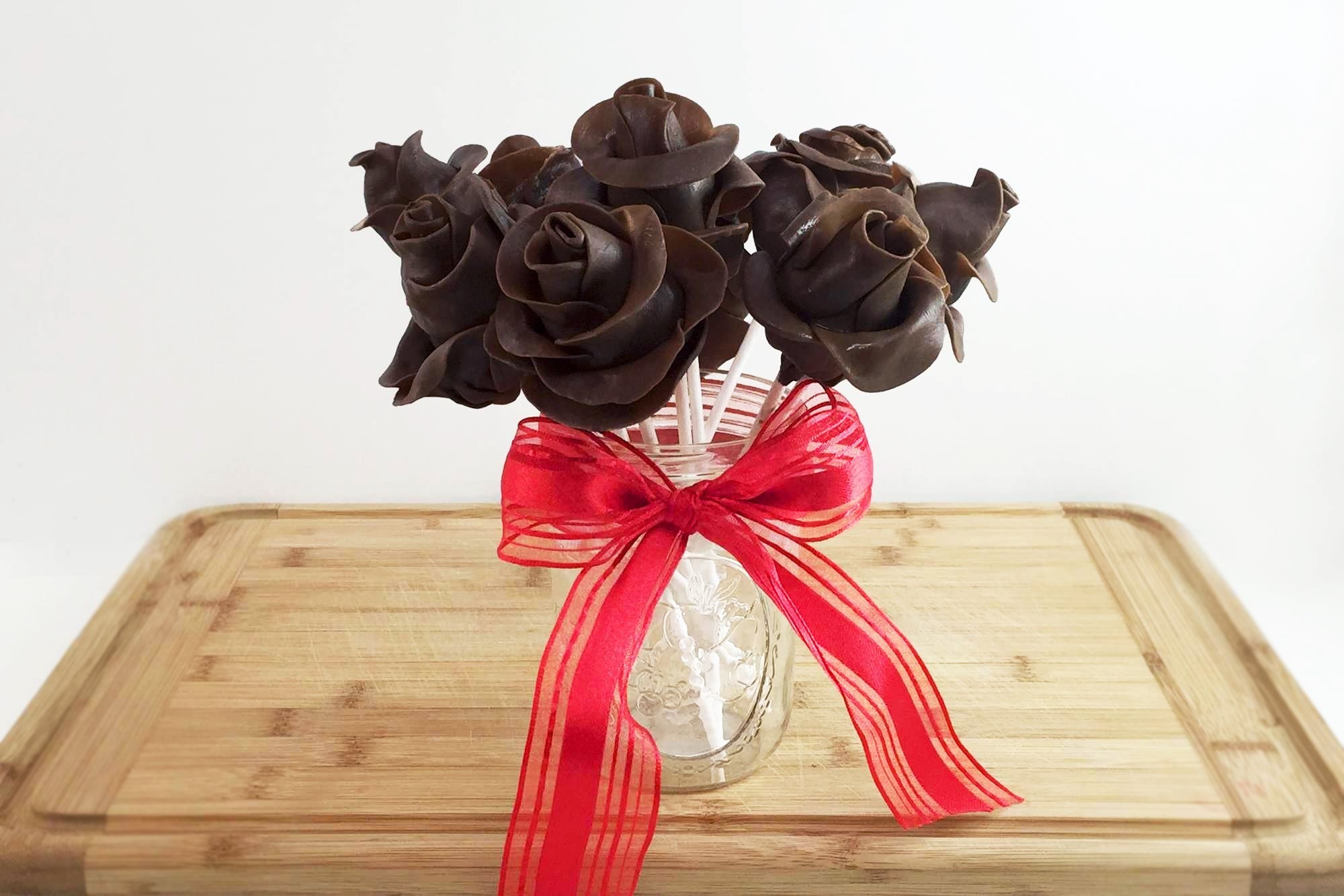 Розочки из шоколада. Шоколадные цветы букеты. Букет цветов из шоколада. Букет из шоколадных роз. Шоколадные розы букет.