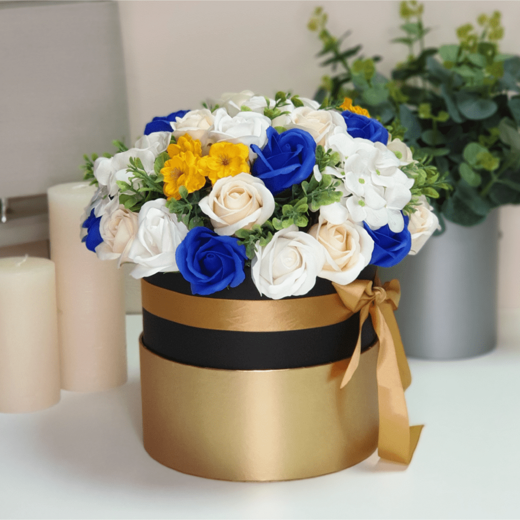 букет цветов в шляпной коробке фото