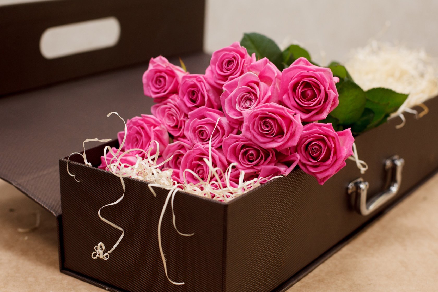 Картинка коробка с цветами. Цветы в коробке. Розы в коробке. Красивый букет в коробке. Коробка для цветов.
