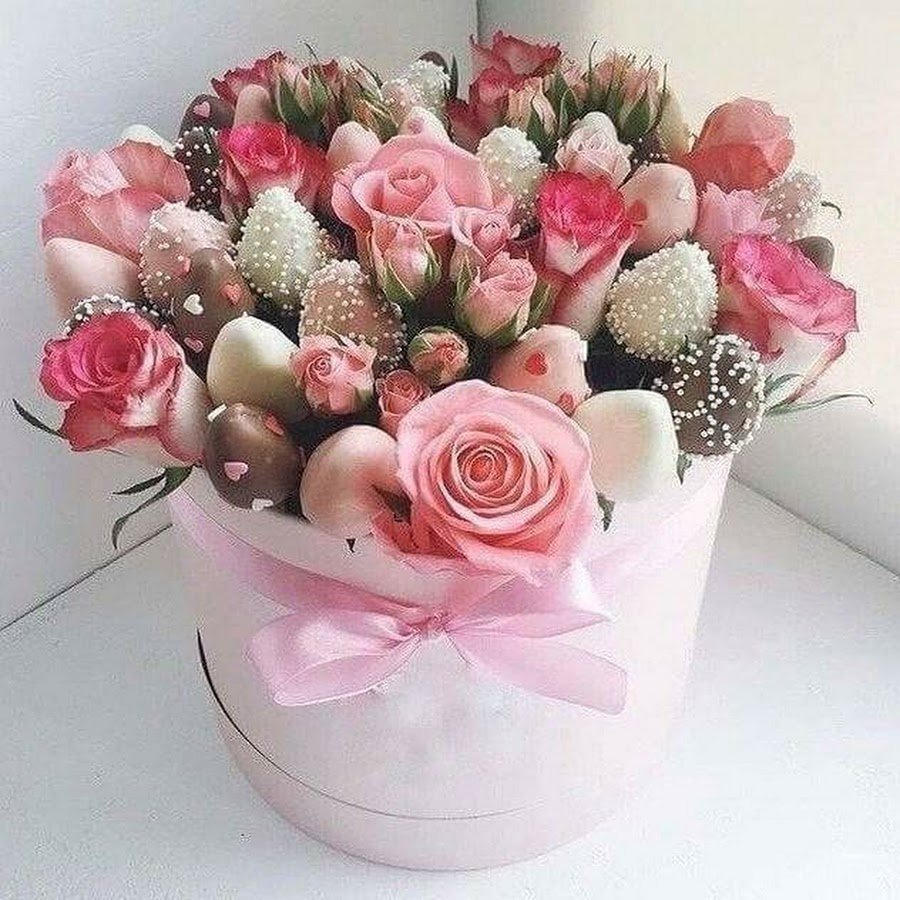 Шляпная коробка с цветами и конфетами