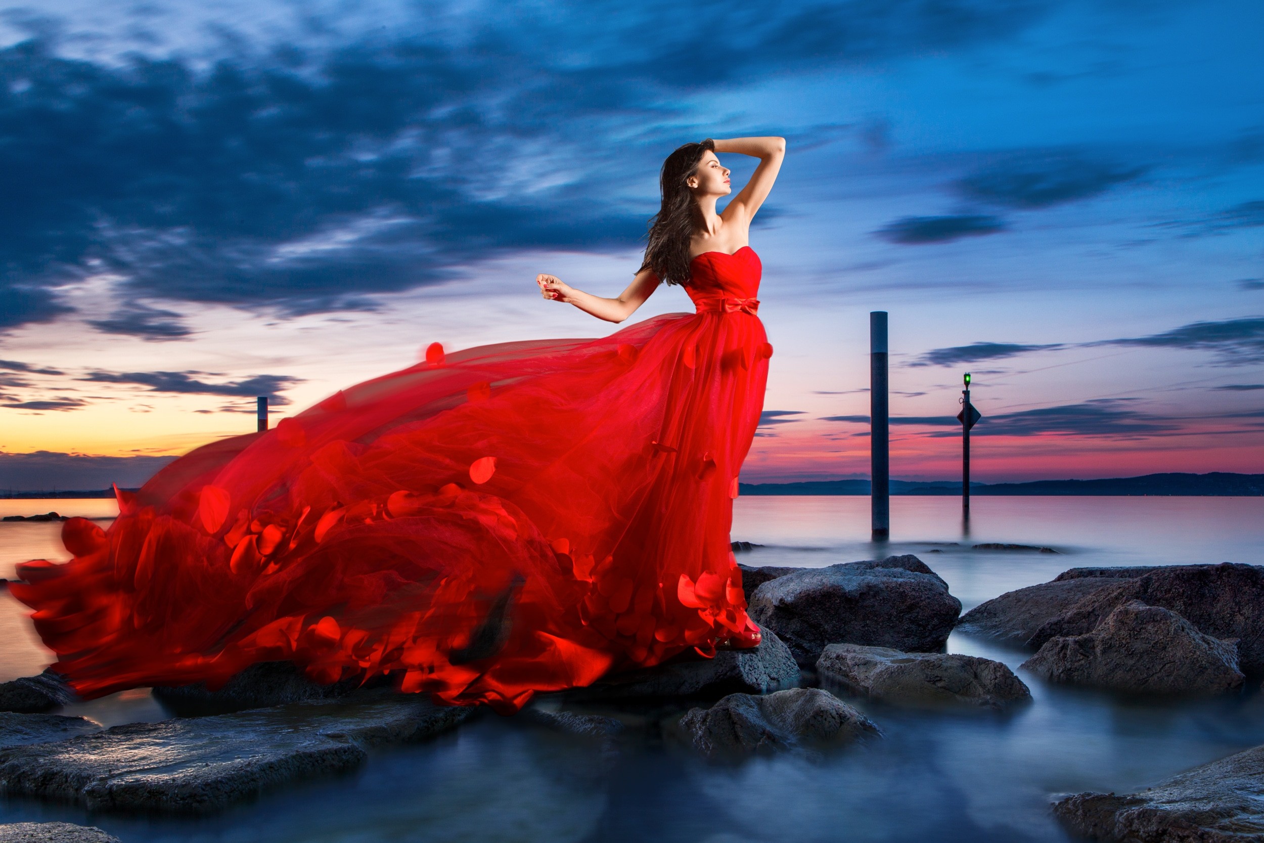 Красивая девушка в Красном платье