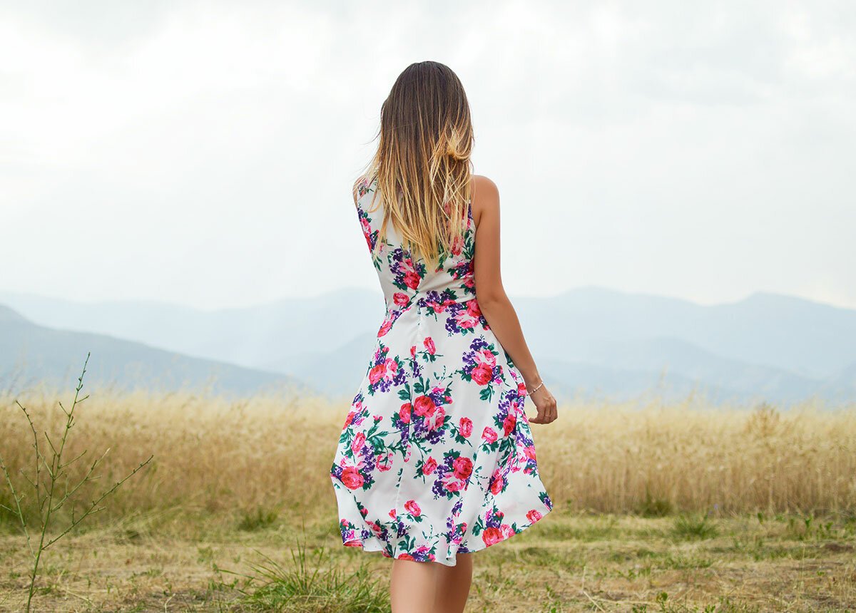 Девушка в платье летнем простом