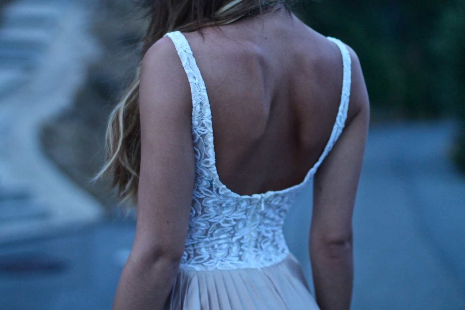 Девушка в платье со спины
