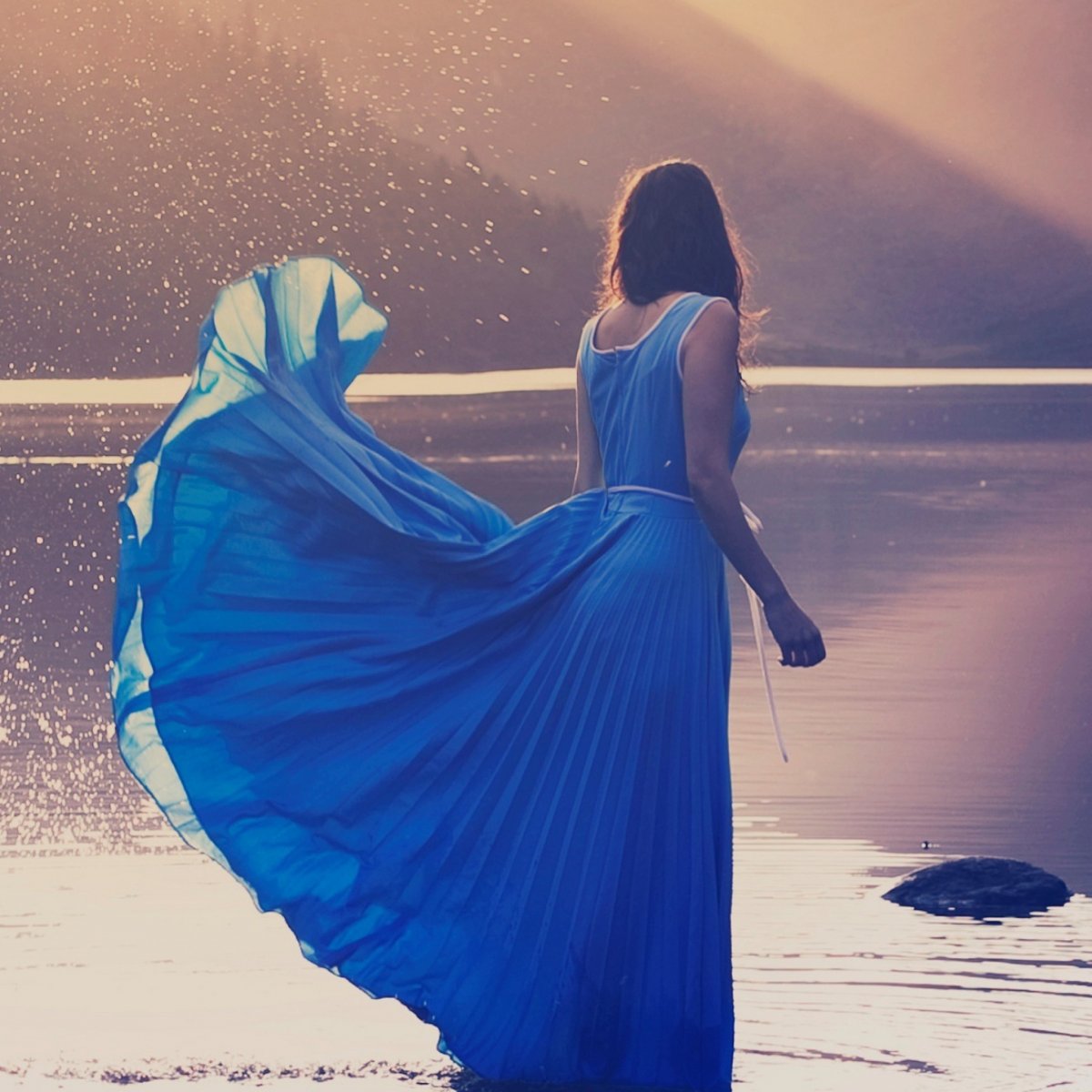 Девушка в длинном синем платье