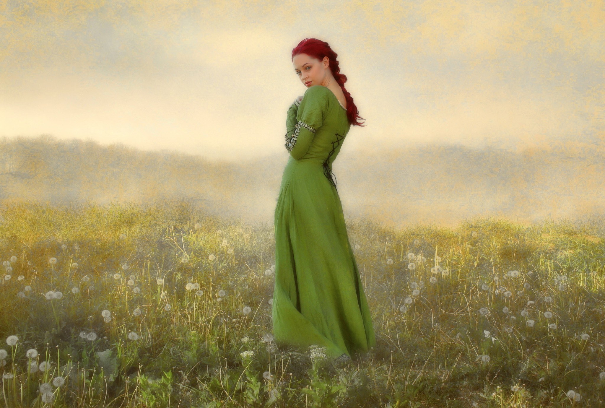 Фотосессия женщина в длинном зеленом ПЛАТЬЕПЛАТЬЕ