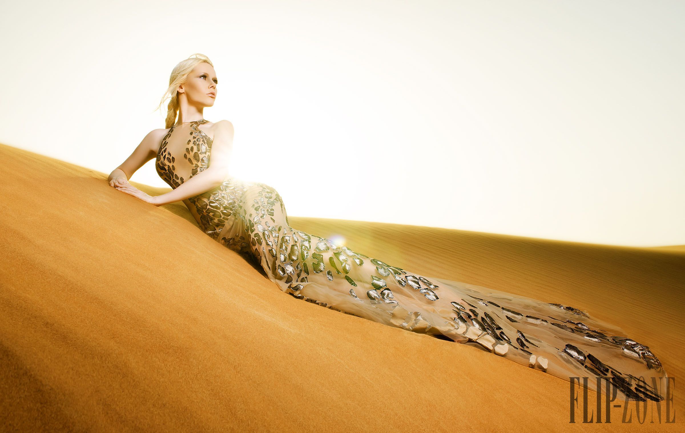 Софи табет. Девушка в золотом платье в пустыне. Dany Tabet 2015. Фото в Песках в золотом платье. Gold Luxury Vogue.