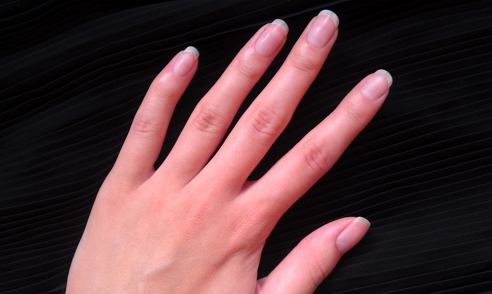 Женщины без пальцев на руках. Натуральные ногти. Женские пальцы. Ногти без маникюра длинные.