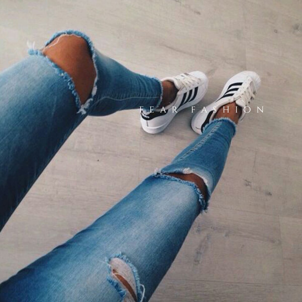 фото женских ног в джинсах