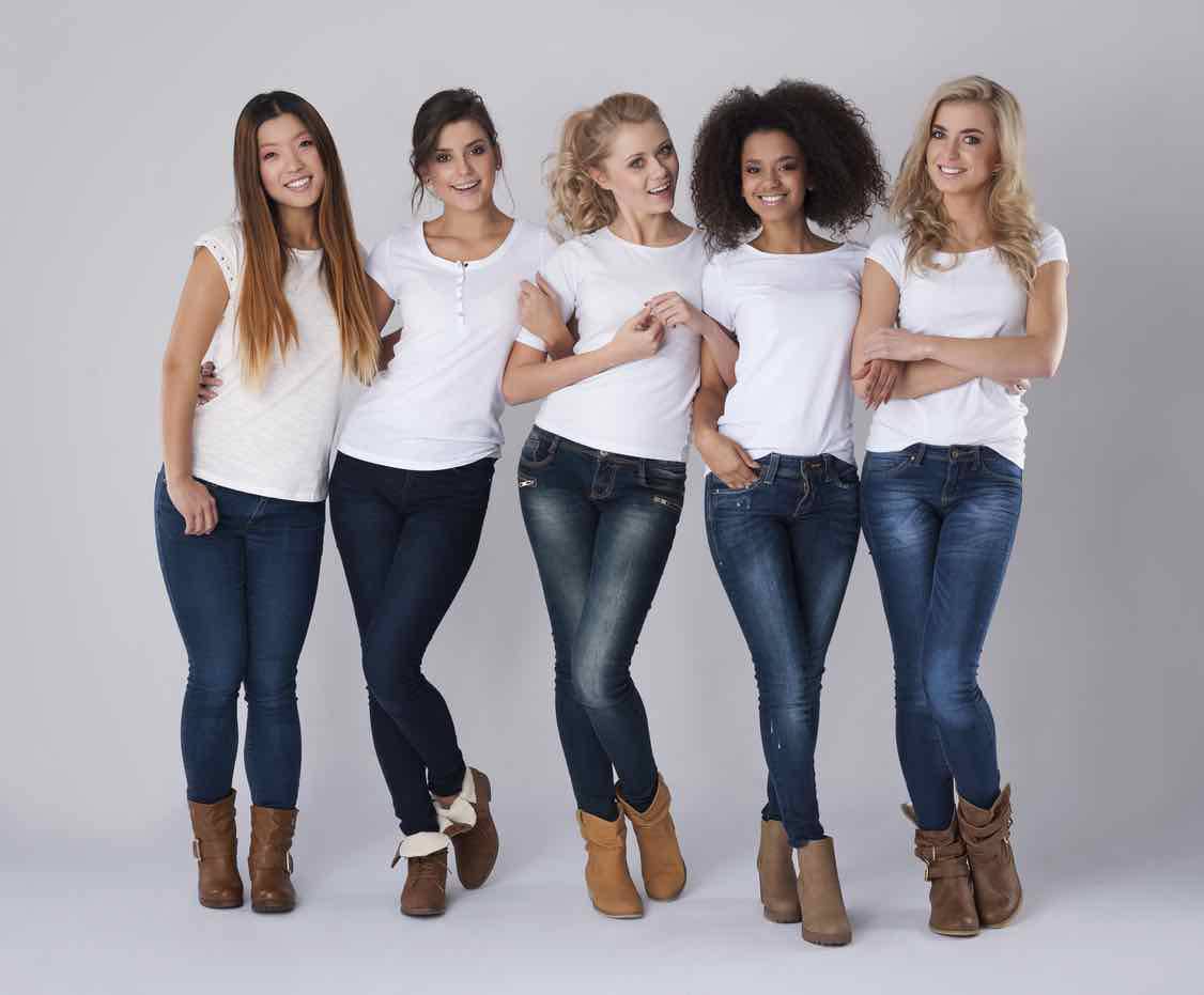 Группа девушек в джинсах