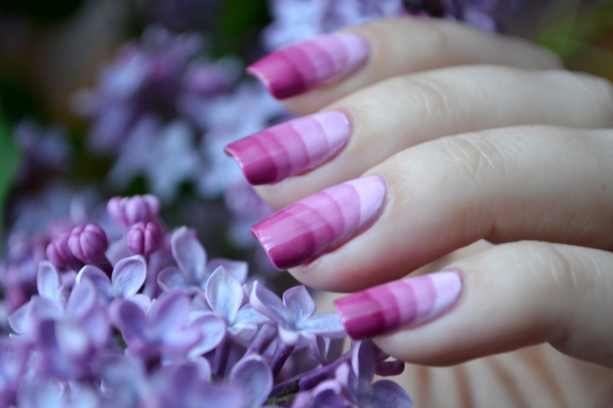 Цветы сирени на ногтях