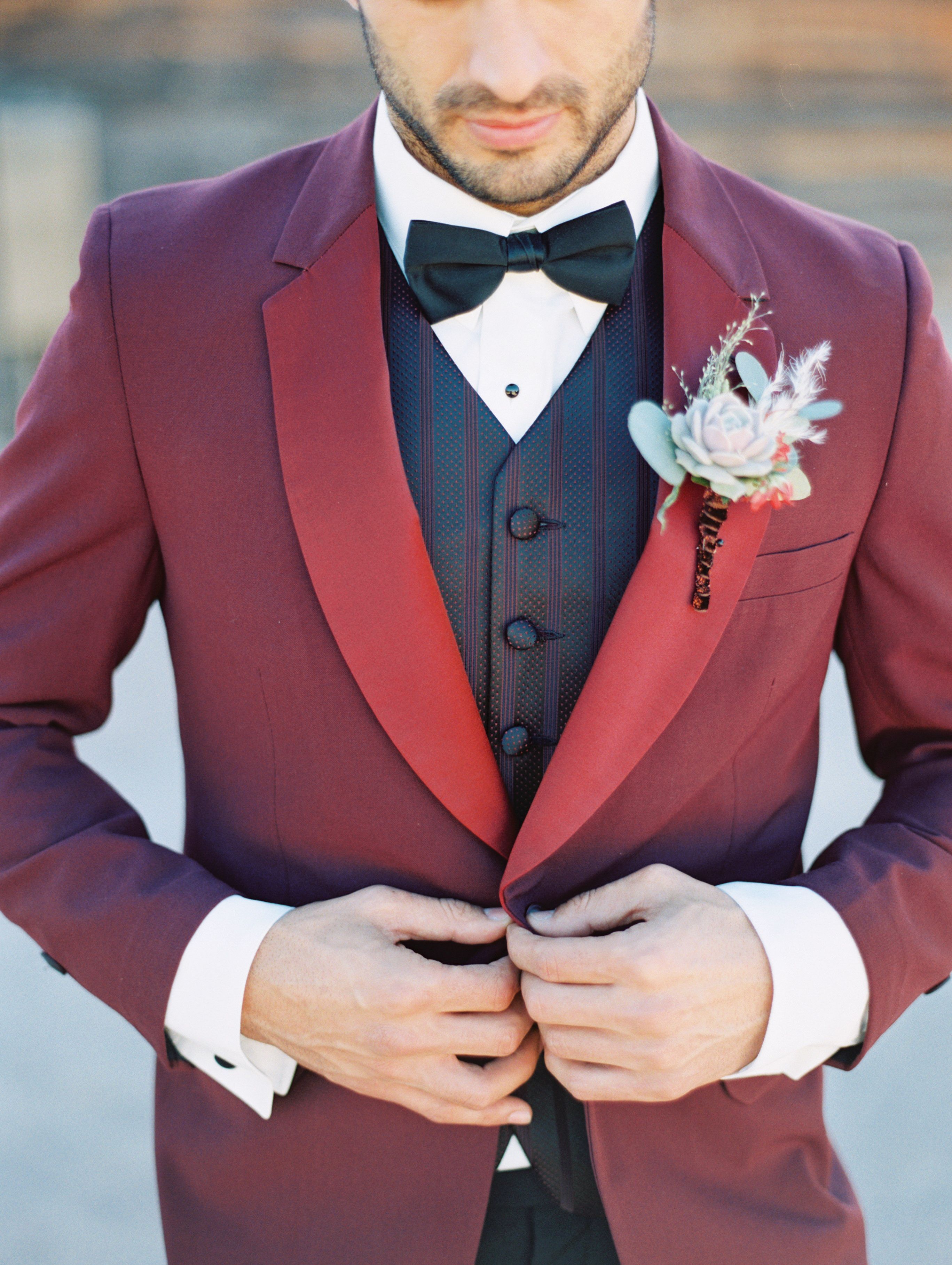 Стильный костюм на свадьбу жениха
