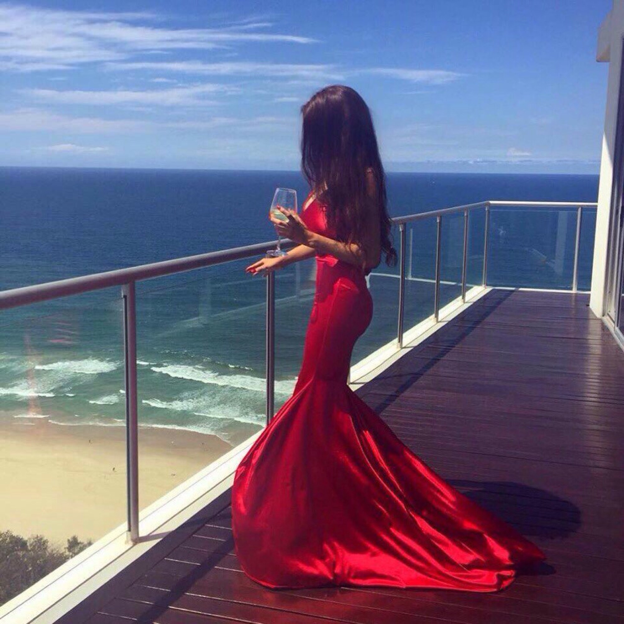 фото в красном платье со спины