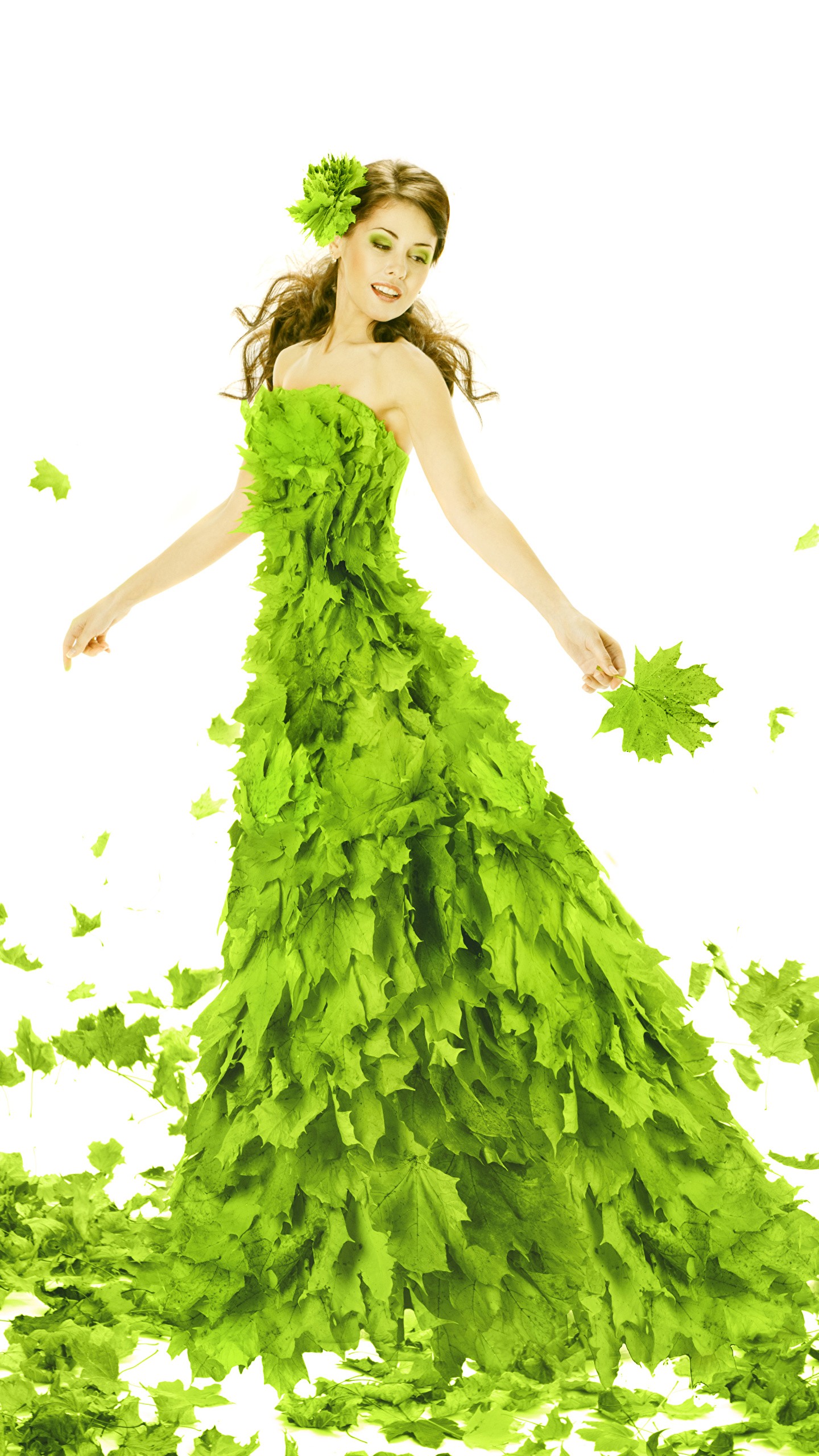 Девушка в платье из листьев