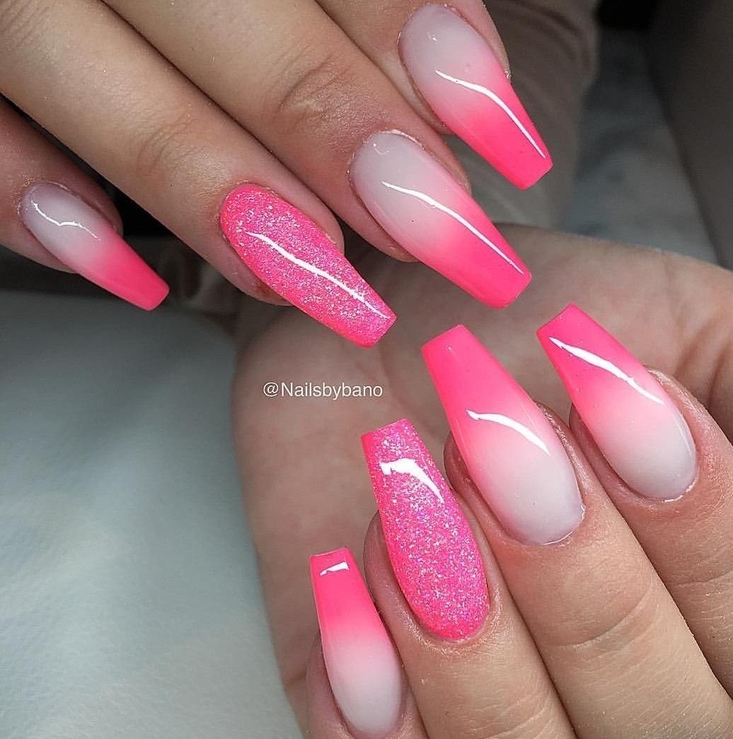 Розовая растяжка на ногтях