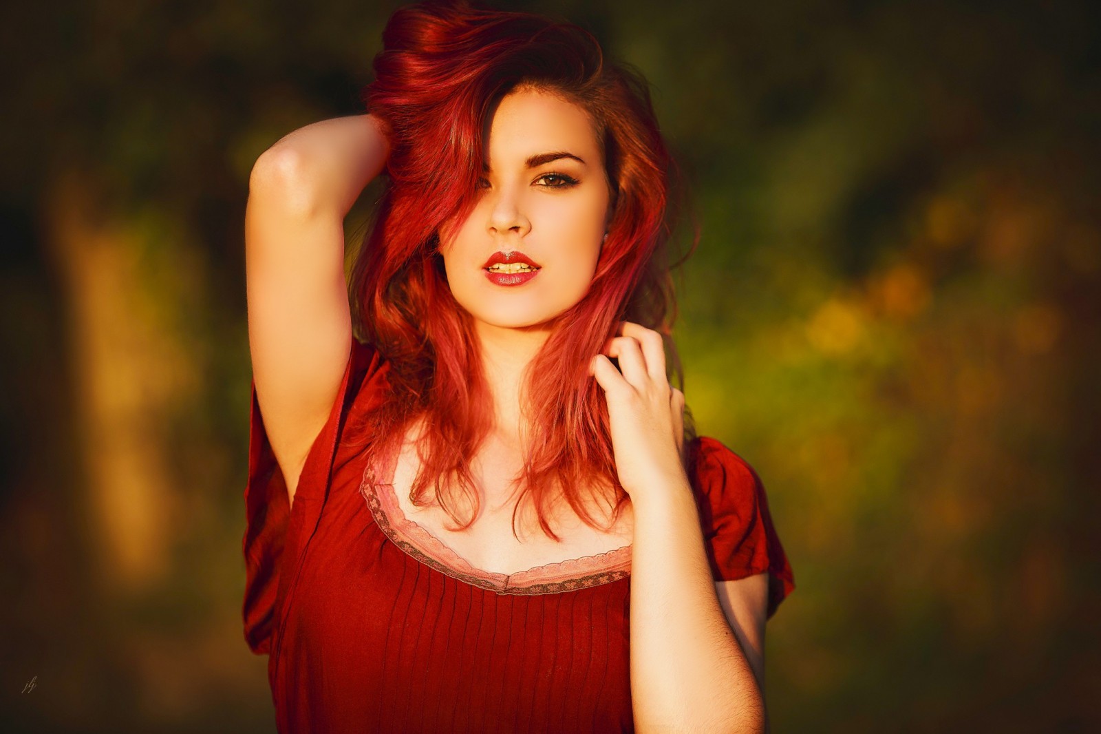 Красивая женщина с рыжими волосами